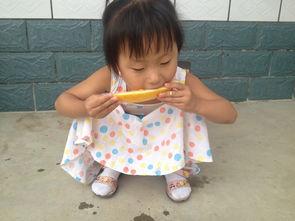 小孩吃瓜被磕,小孩吃瓜意外磕伤引关注