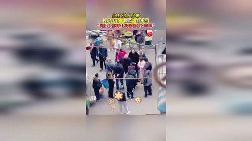 男子吃瓜楼下男女吵架
