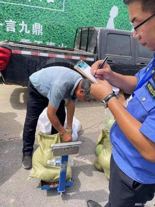 卖瓜大爷给城管吃瓜,卖瓜大爷的善意之举引发温馨互动