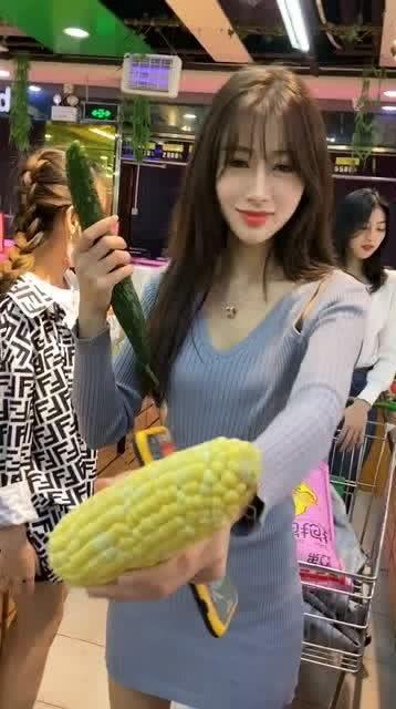 越南小姐姐吃瓜,甜蜜滋味里的闲情逸致