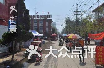 红旗大街吃瓜,热闹非凡的吃瓜现场，街头小吃盛宴