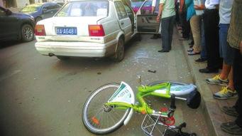 骑车吃瓜撞车视频,吃瓜群众现场直击惊险瞬间