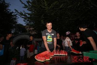 乌鲁木齐居民吃瓜,居民共享甜蜜时光