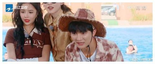 白鹿吃瓜吹口哨,趣味横生的日常瞬间