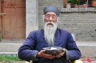 道士师傅吃瓜图片,吃瓜品茶，禅意盎然