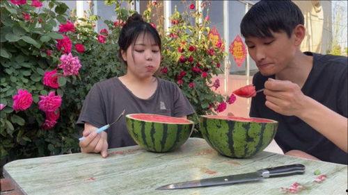 爱人吃瓜搞笑视频,爱人搞笑吃瓜视频，欢乐无限